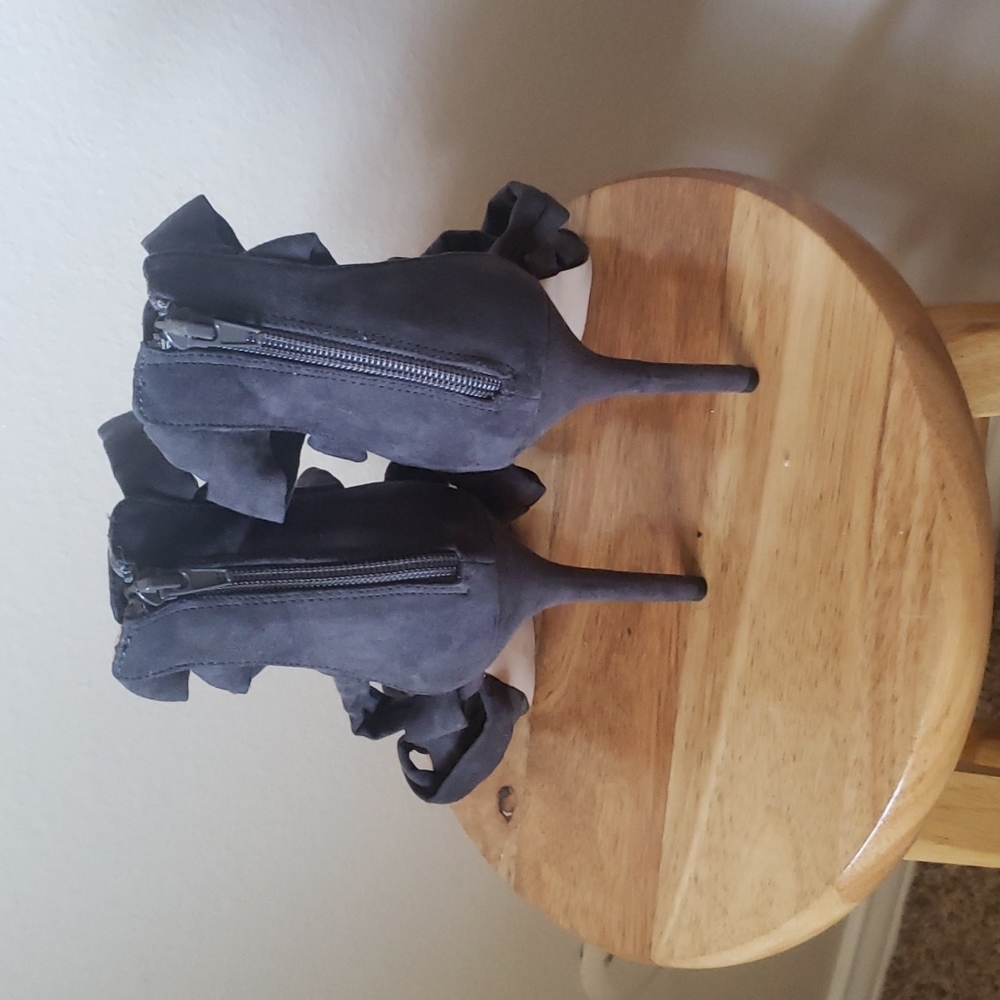 Heels - Picture 3 of 3